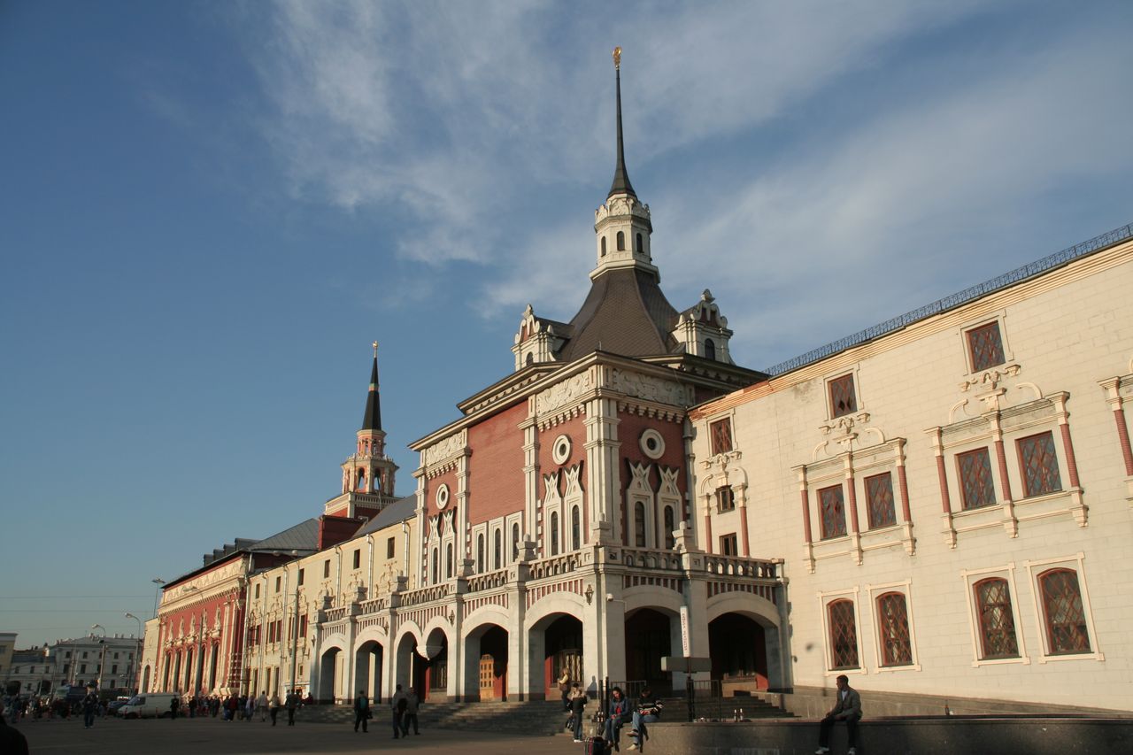 A Kazanyi pályaudvar épülete. Baloldalt, a háttérben a „Három pályaudvar tere”, amelyen még két másik fejpályaudvarral osztozik a Kazanyi, a tér közepén létesített márványpados-szökőkutas parkban pedig Baross Gábor vasminiszter orosz kollégájának, Pavel Petrovics Melnyikovnak emeltek szobrot